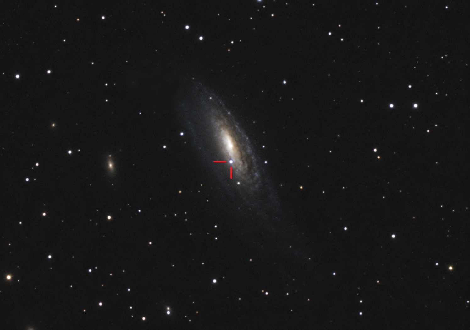 La posizione di SN2026aaiv all'interno di NGC 7331, evidenziata dalle due linee rosse.
