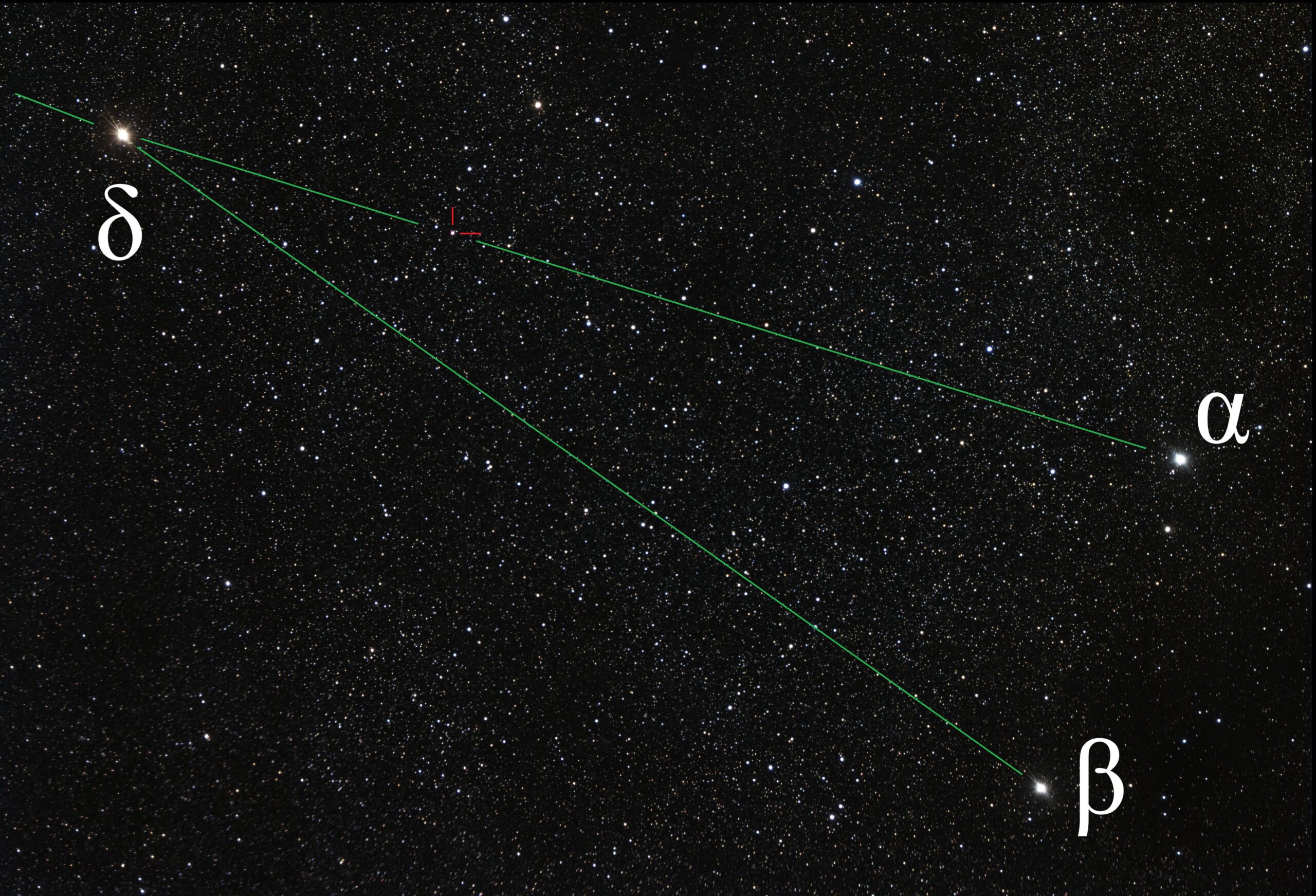 Lo stesso campo stellare con annotazioni: linee verdi uniscono le stelle della Freccia, con alfa, beta e delta Sagittae evidenziate, e due brevi linee rosse indicano la nova V488 Sagittae, poco distante da delta.
