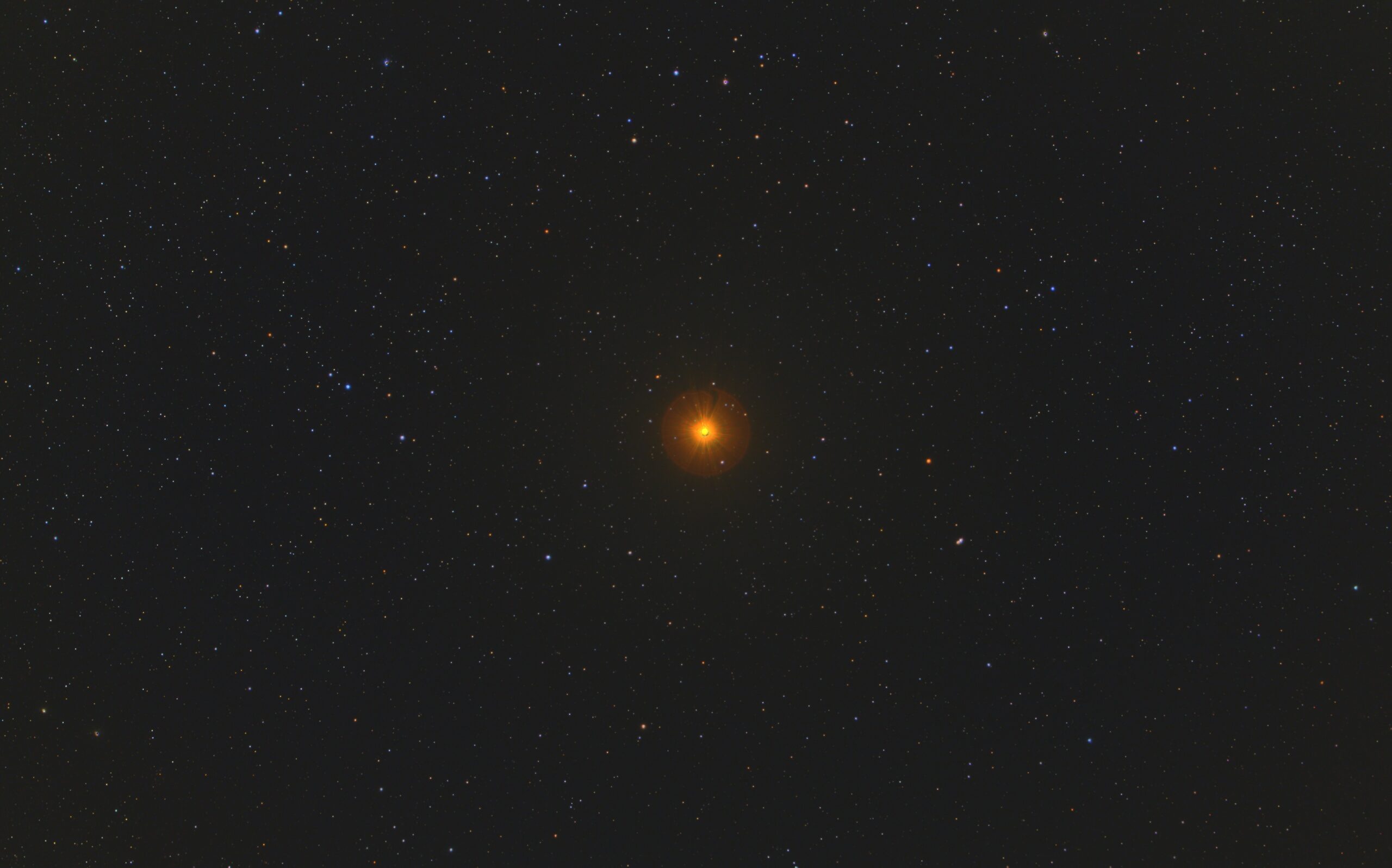 Betelgeuse in composizione HDR: il nucleo arancione proviene da 100 pose da 2 ms, il campo stellare da 68 pose da 10 s.