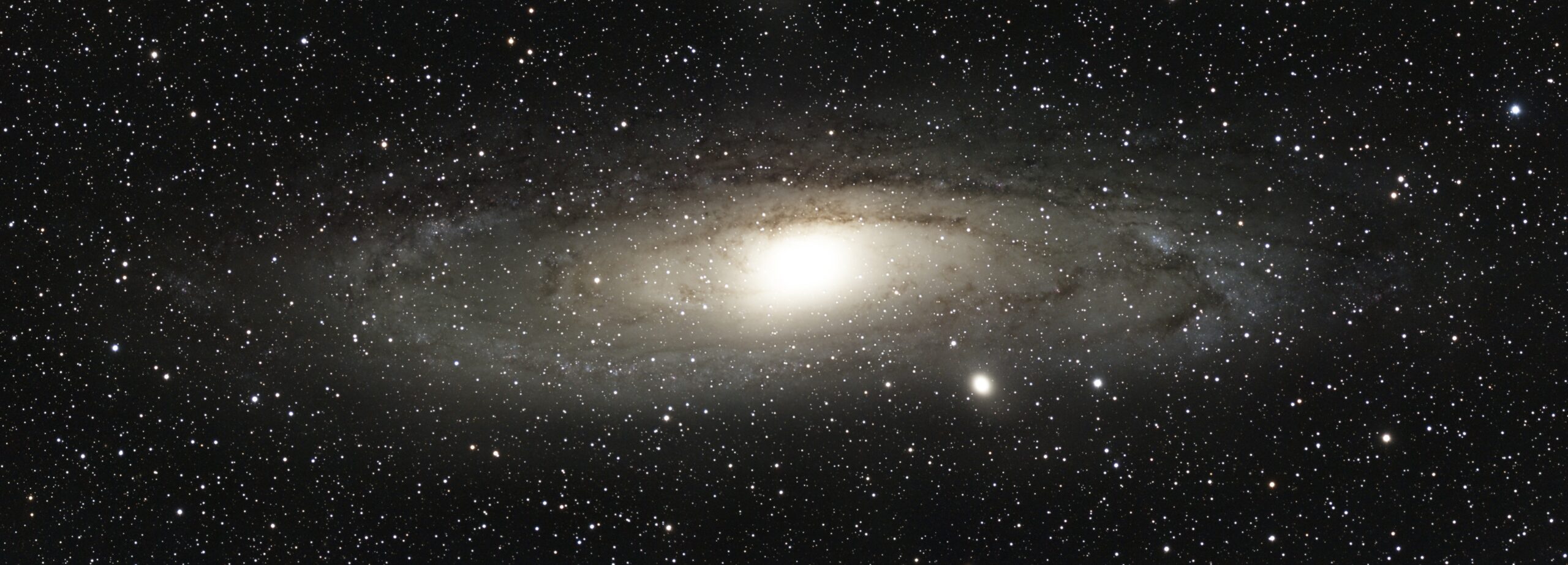 M31, la Galassia di Andromeda, mosaico di due pannelli con composizione HDR di pose da 5, 15 e 30 secondi.